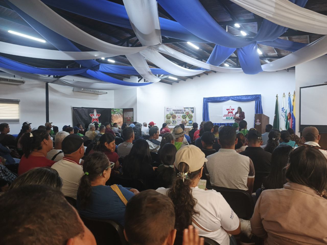 ACAV capacita más de 100 personas en la siembra de cacao y café bajo condiciones controladas