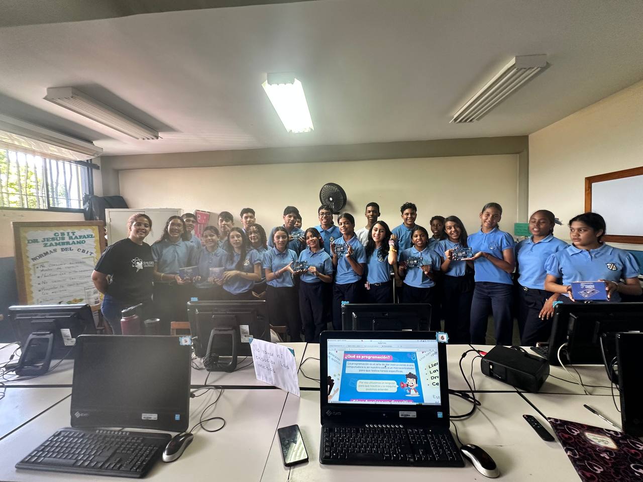 Estudiantes del C.E. Dr. Jesús Rafael Zambrano se sumergen en la robótica educativa con la Agenda Pequeños Ingenieros